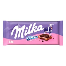 Milka Strawberry Oreo Sandwich čokoláda z alpského mlieka so sušienkami a jahodovou náplňou 92 g