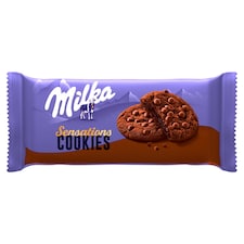 Milka Sensation Cookies All Choco kakaové sušienky s mäkkým stredom a kúskami mliečnej čoko. 156 g