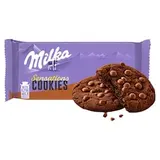 Milka Sensation Cookies All Choco kakaové sušienky s mäkkým stredom a kúskami mliečnej čoko. 156 g