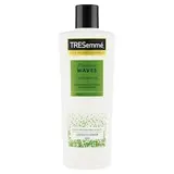 TRESemmé Flawless Waves kondicionér s kokosovým olejom pre vlnité a kučeravé vlasy 400 ml